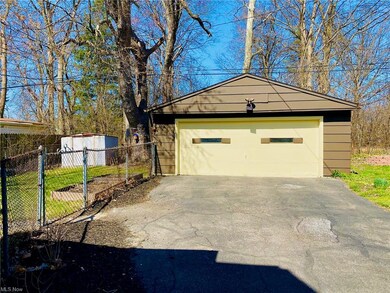 3415 Superior Park Dr, Cleveland Heights, OH 44118 - photo 3