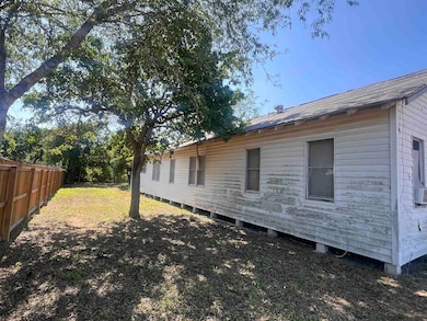 220 School St, Benavides, TX 78341 - photo 3