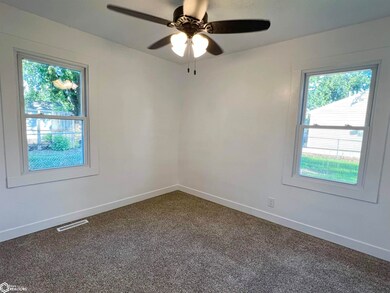 709 E 25th St S, Newton, IA 50208 - photo 5