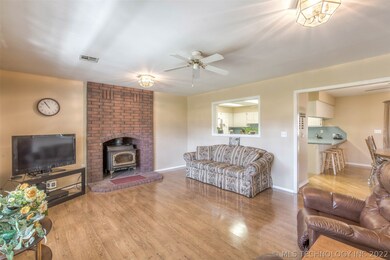 Living area. 15301 Fox Run Dr Claremore, OK 74017