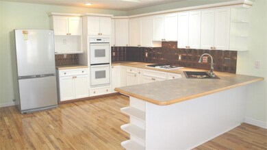 Oak floor, energy star appliances, ample cabinet a