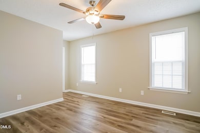 006-photo-primary-bedroom-9690806