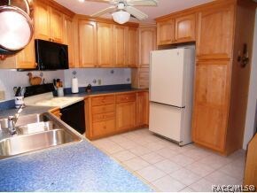 SPACIOUS KITCHEN