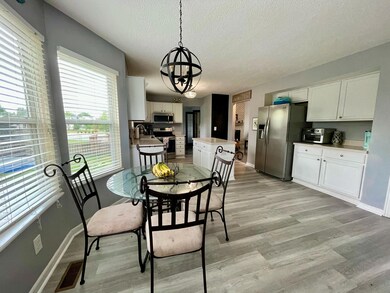 Eat-in Kitchen