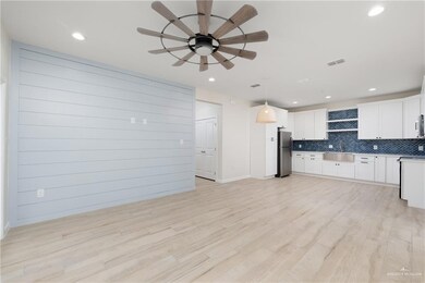 115 E Marlin St unit D, South Padre Island, TX 78597 - photo 4