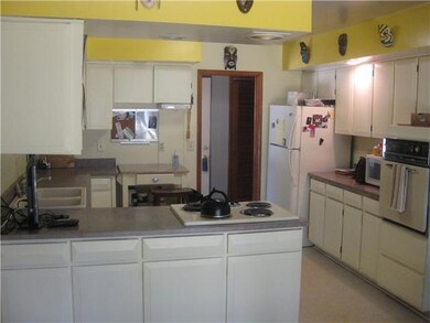 2902 Woodview Dr, Lansing, MI 48911 - photo 5