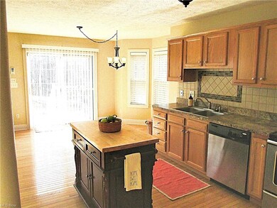 Kitchen with Mobile Island!