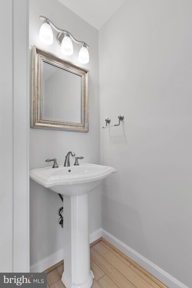 6357 Chimney Wood Ct, Alexandria, VA 22306 - photo 4