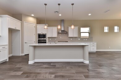 Gorgeous Kitchen w/White Shaker Cabinets