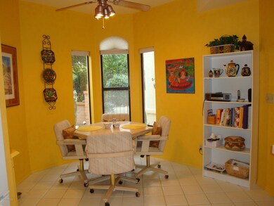 Bay breakfast room