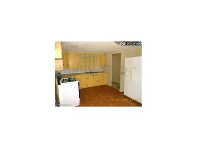 spacious kitchen with stove, fridge and great cupb