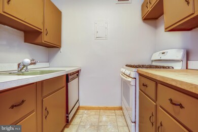 The Potomac Plaza Co-op unit 527, Washington, DC 20037 - photo 7