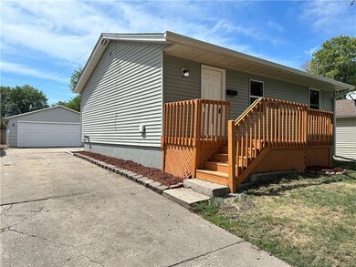 1912 E 25th St, Des Moines, IA 50317 - photo 2