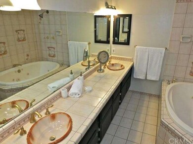 Dual Sinks & Jetted Tub