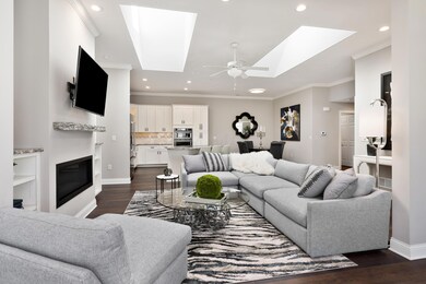Dramatic Great rm w/ skylights