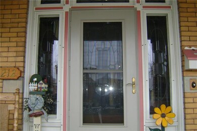 VIEW OF THE ENTRY DOOR FROM THE EXTERIOR.