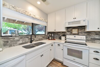 Beautiful kitchen w/natural light