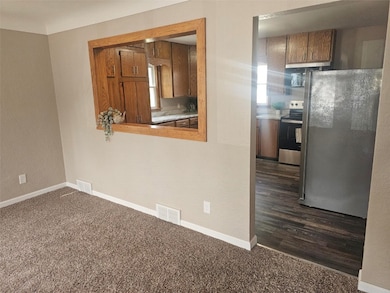 109 E Willman St, Hiawatha, IA 52233 - photo 4