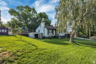 View of yard with an outdoor structure
