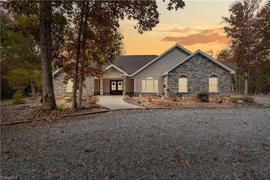 2132 Sunbeam Ct, Asheboro, NC 27205 - photo 3