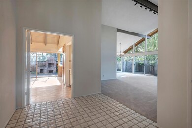 Formal entry lease to the living room or kitchen a