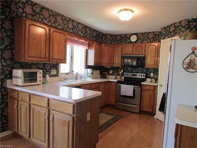 Kitchen w/Appliances & Pantry