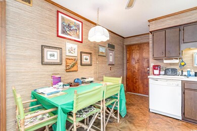 Dining space with ornamental molding and light par