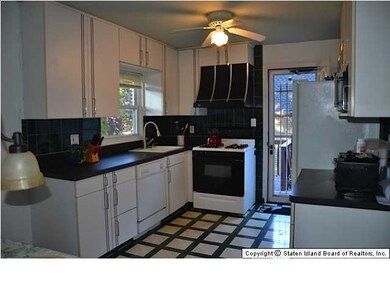 18 Coughlan Ave, Staten Island, NY 10310 - photo 2