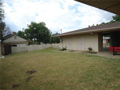 207 E Elizabeth St, Shawnee, OK 74804 - photo 5