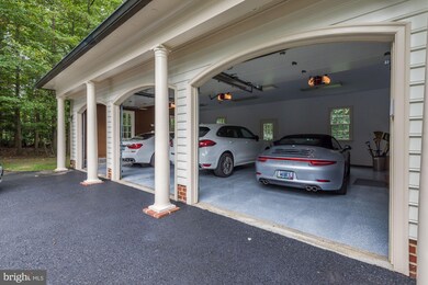 8611 Country Club Dr, Bethesda, MD 20817 - photo 3