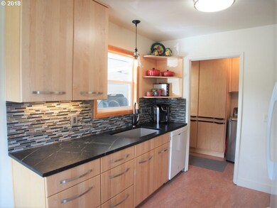 614 E 8th St, the Dalles, OR 97058 - photo 4