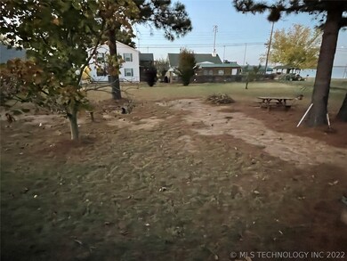 611 Broadway Ave, Eufaula, OK 74432 - photo 4