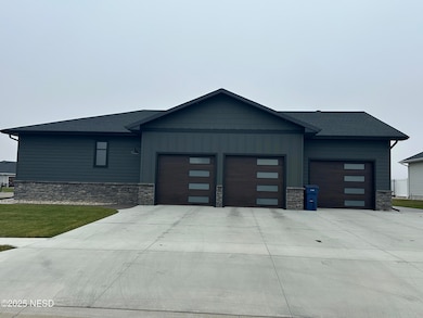 605 Jadyn Ln, Watertown, SD 57201 - photo 3