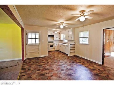 195 W Debbie Ln, Statesville, NC 28625 - photo 4