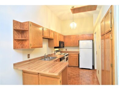Eat-in Kitchen Counter