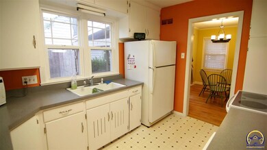 2316 SW 9th St, Topeka, KS 66606 - photo 4