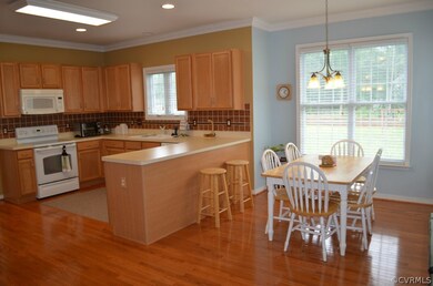 Bright and sunny Kitchen! Recessed lighting, loads