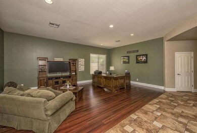 005_Spacious Living Area