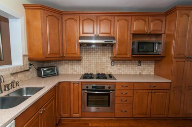 9 Glen Oaks Ct, Old Bridge, NJ 08857 - photo 4