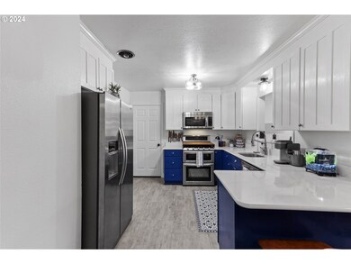 754 E 18th St, the Dalles, OR 97058 - photo 6