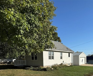 812 E 9th St, Vinton, IA 52349 - photo 2