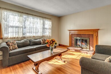 15 Utica St, Woburn, MA 01801 - photo 6