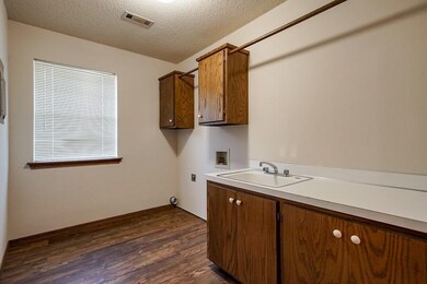 902 W Linden St, Rogers, AR 72756 - photo 5