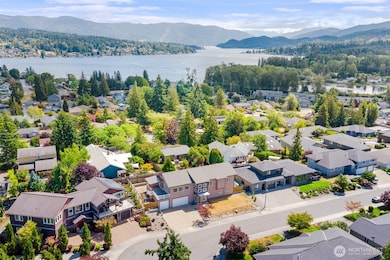 Walking distance to Bloedel Donovan/Lake Whatcom, Whatcom Falls, Private/HOA pickleball court, and great walking trails.