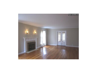 Spacious, light and bright living room with leaed 