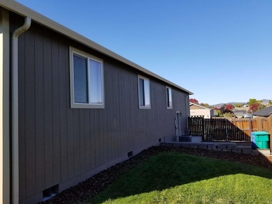 911 Stonewater Dr, Eagle Point, OR 97524 - photo 6