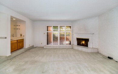 Family Room w/ wetbar & fireplace