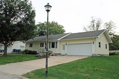131 Niagara Dr, Waterloo, IA 50701 - photo 2