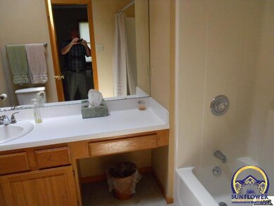 2208 SW Kingsrow Rd, Topeka, KS 66614 - photo 6
