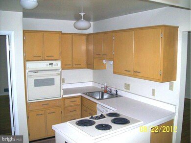 9107 Santayana Dr, Fairfax, VA 22031 - photo 4